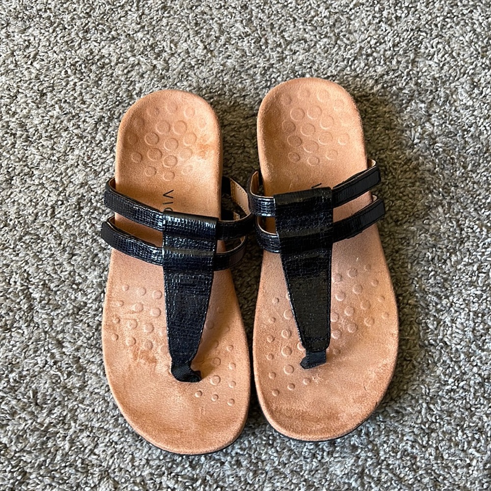 Vionic black snakeskin sandal with rubber bottom Sz 7